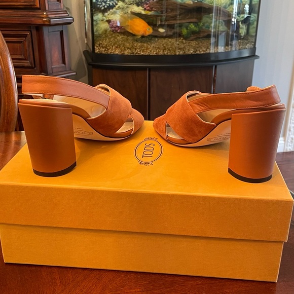 Tod’s Fascia block heel leather upper, lining, and sole sandals - Picture 5 of 12